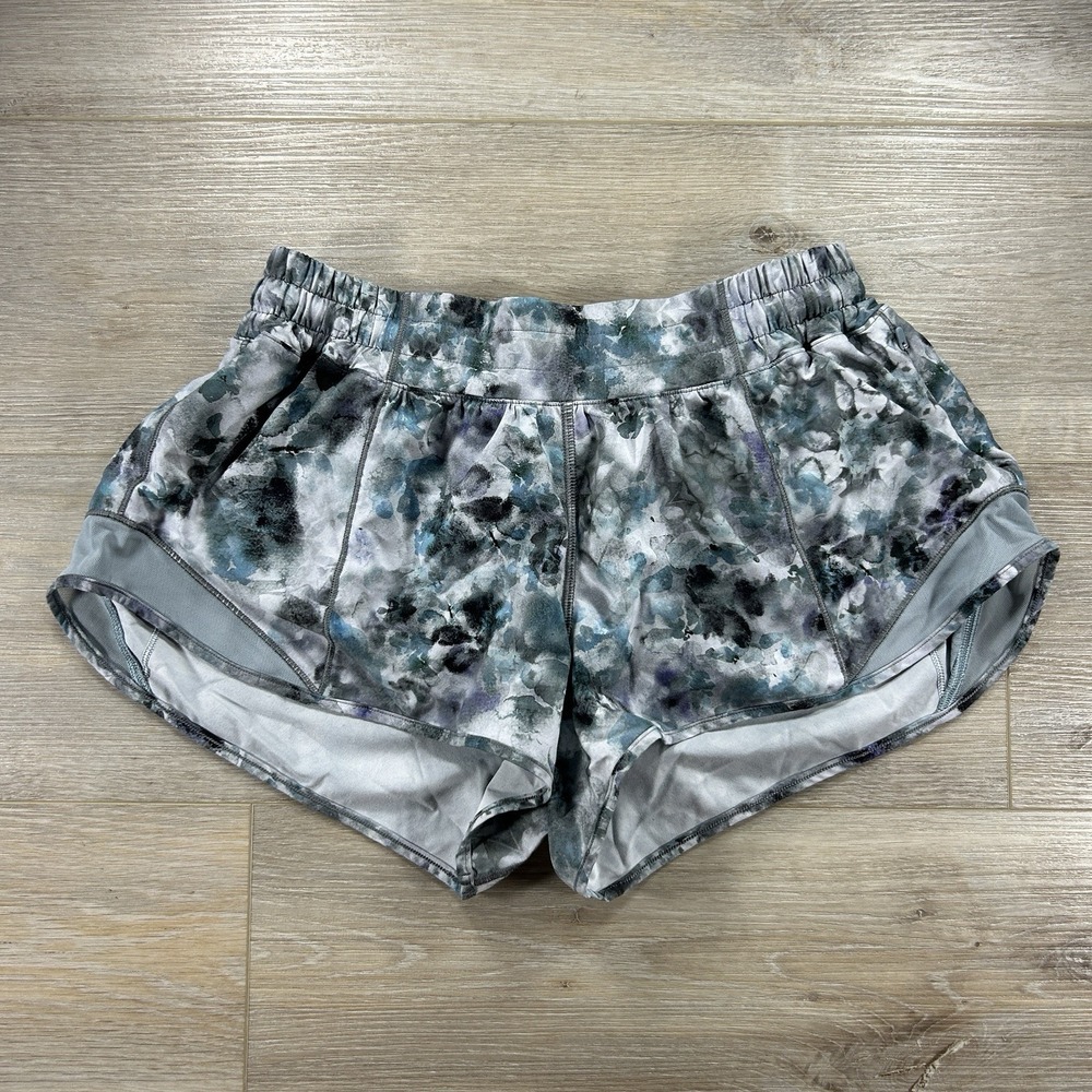 Lululemon Size 8 Low Rise Hotty Hot Short 2.5" Kaleidofloral Multi / Blue Cast
